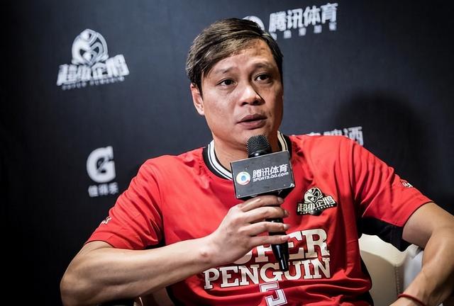 范志毅|范志毅太幸福!36岁三婚娇妻身材傲人,与大女儿没隔阂情同姐妹