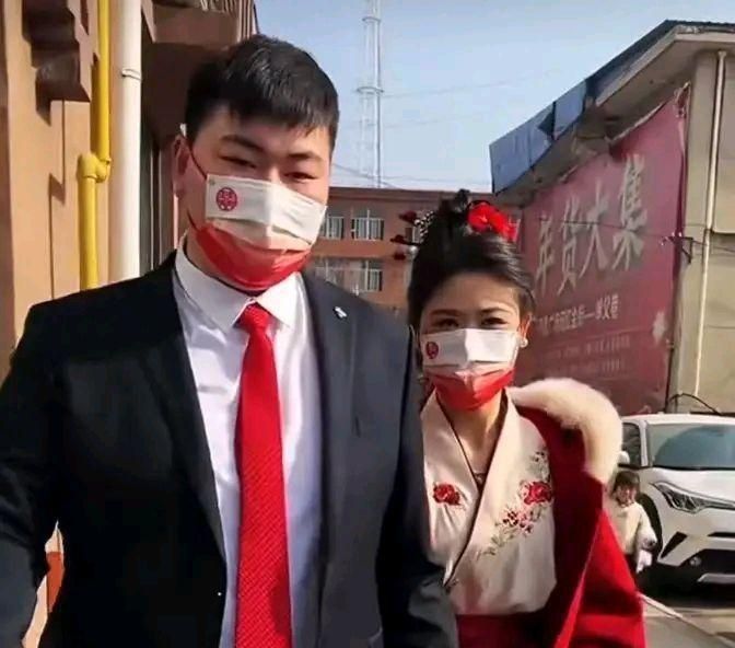 小伟婚后首次看望丈母娘,大衣哥准备了一大三轮车礼品,太豪横了