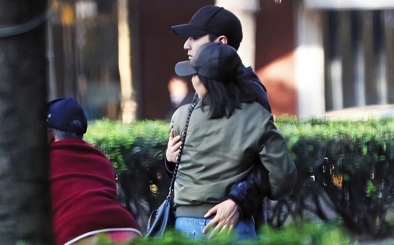 高圆圆|42岁高圆圆独自去看诊,医院护士下楼相迎,一路打电话十分忙碌