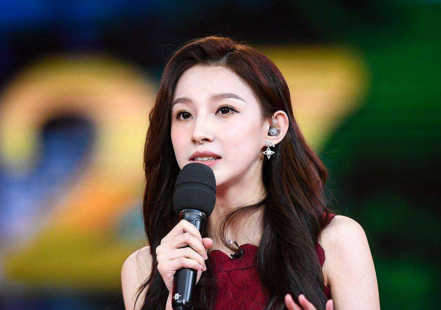 春晚|马凡舒成春晚当家花旦，有董卿当年风范，“泳裤扣子”却再被提及