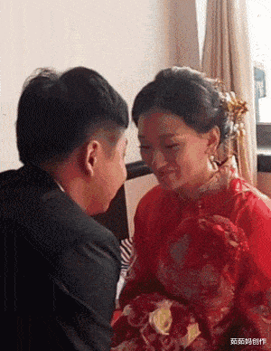 |大姐为了美观也是拼了，这么勒着不觉得闷吗？