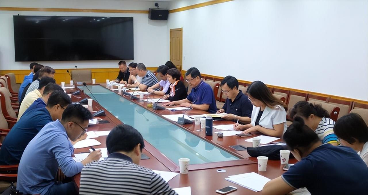 穿衣搭配|国企开启招聘,正式员工月薪8千,部分岗位还包含七险二金