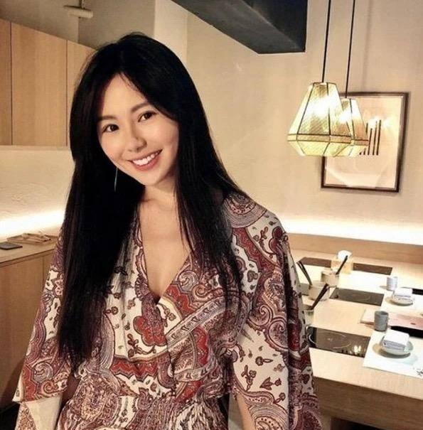 赖弘国|赖弘国晒爸爸在家逗小孩照片，并为妻儿置换豪车，和妻子感情甜蜜