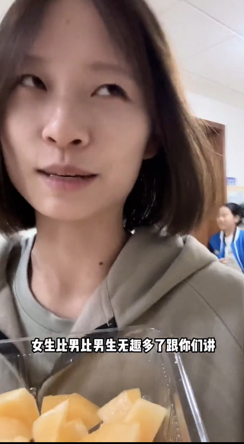 网红女老师说女生比男生无趣,去女生宿舍拍摄,被质疑不妥当