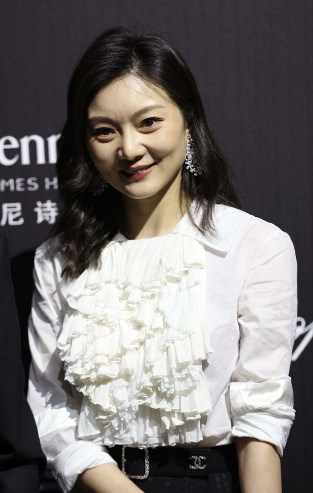 张艺谋|张艺谋娇妻罕露面，穿5万衬衫配3万8半裙优雅高贵，气质不输明星！