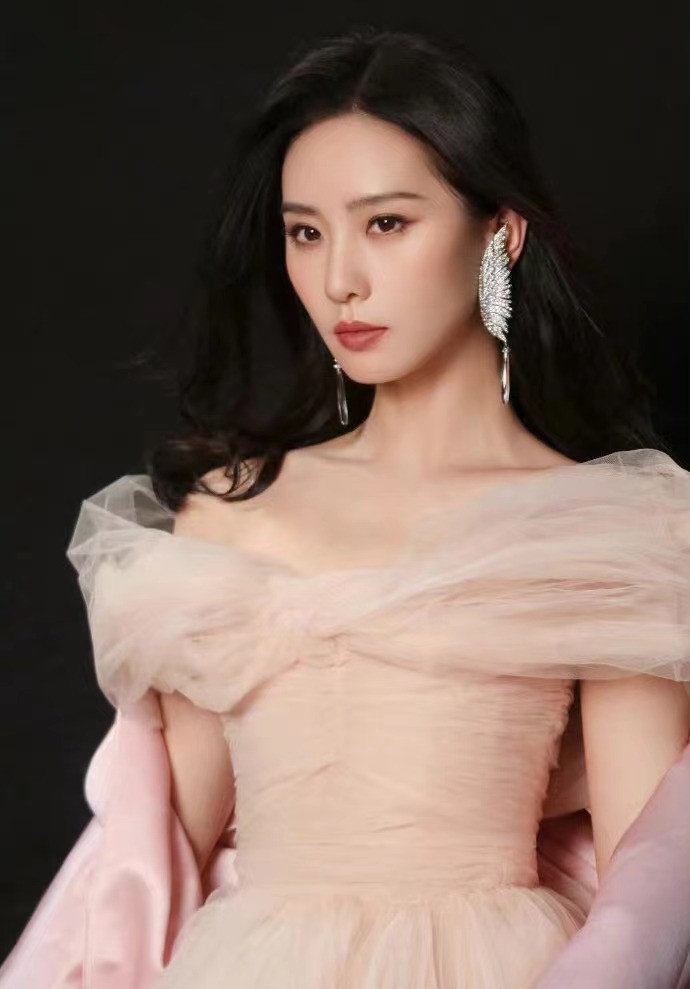 粉色|刘诗诗新造型美死了！穿粉色高定拍宣传照，变“小精灵”造型封神