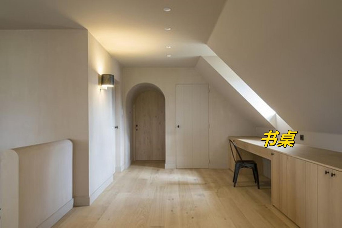 为了阁楼买顶层,天窗下1㎡不浪费,做组“凹”字形组合柜,刚好