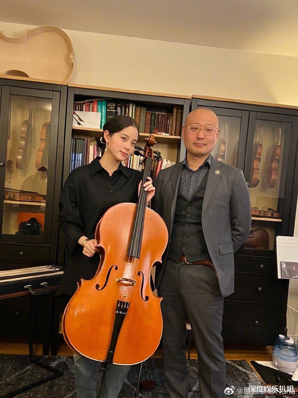 欧阳娜娜|欧阳娜娜开工照暗藏小心机!大提琴不重要,限定版琴谱包椅子是重点!