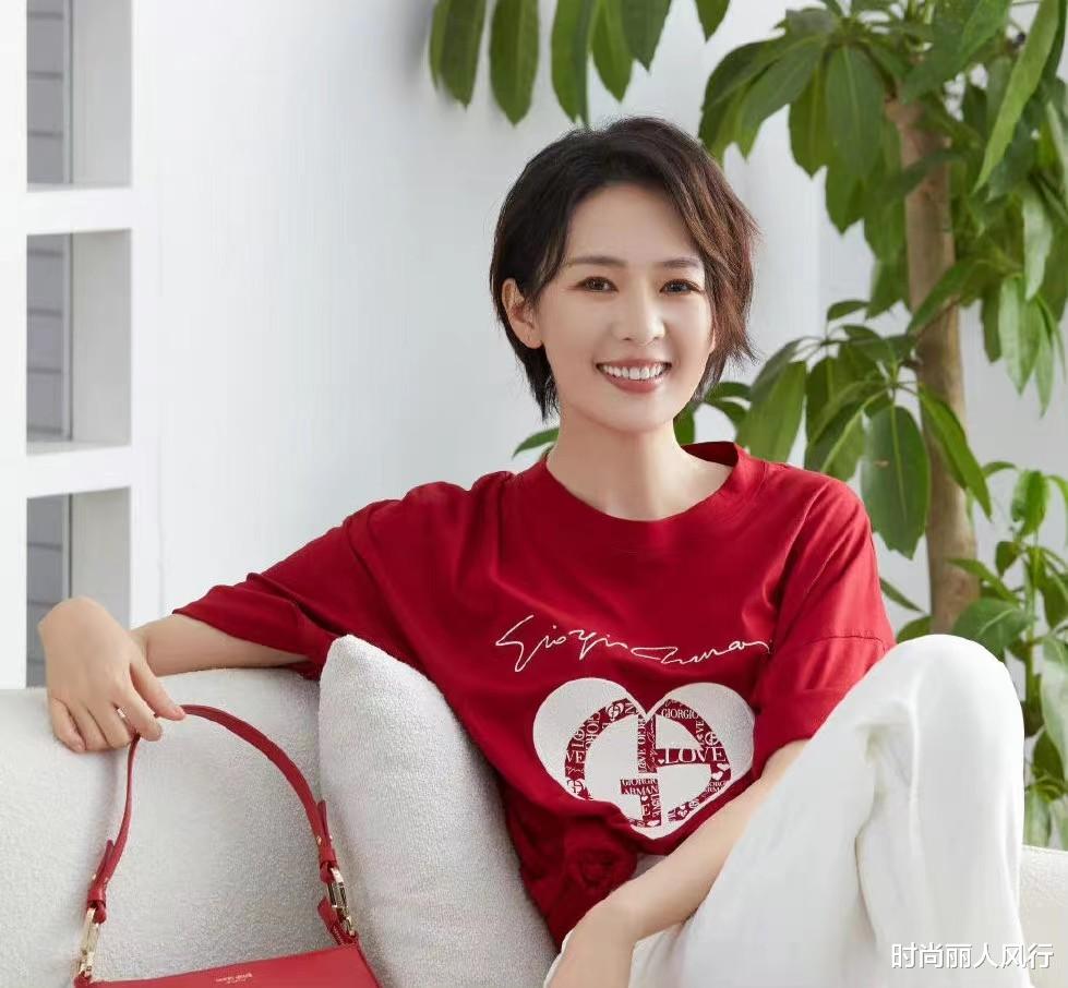 童瑶 童瑶新造型更像章子怡了！剪短发穿T恤拍形象照，“换身”又失败