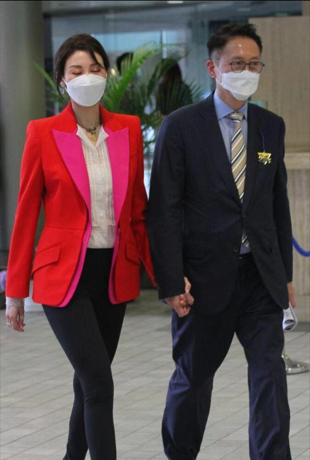 李嘉欣|李嘉欣也发福了！穿鲨鱼裤暴露大象腿，被豪门老公牵手太乖巧