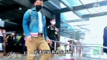 提帮功单手插兜前往医院探望帕查,秒变精神小伙,阳光帅气