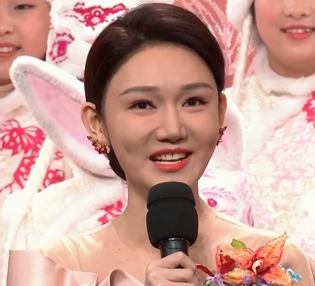 春晚|春晚事故合集：主持人假睫毛突兀，小撒发光眼，宋轶鞋不合脚！