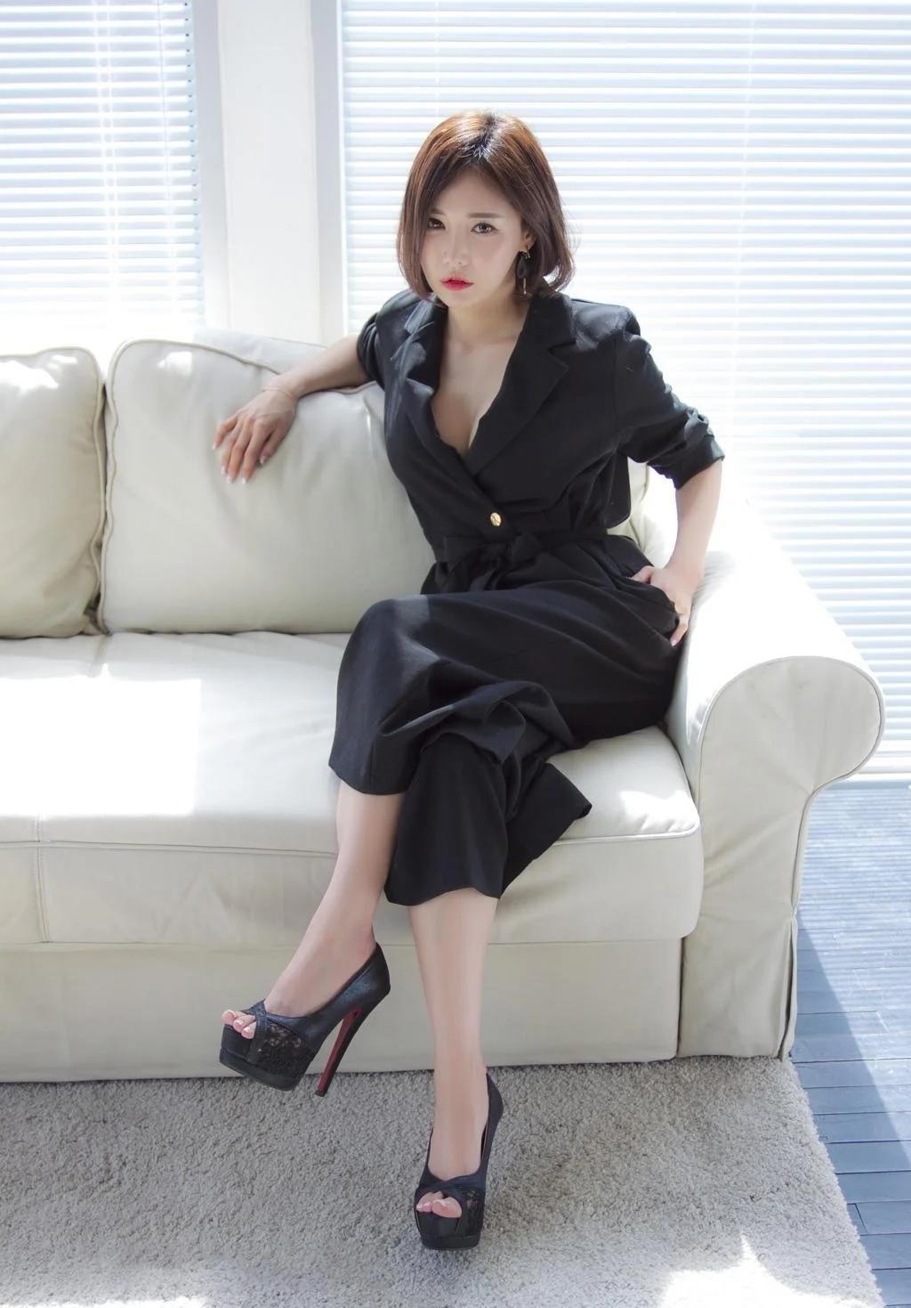 运动 袭一件黑色西装连体裤，尽显女性飒爽英姿之美！