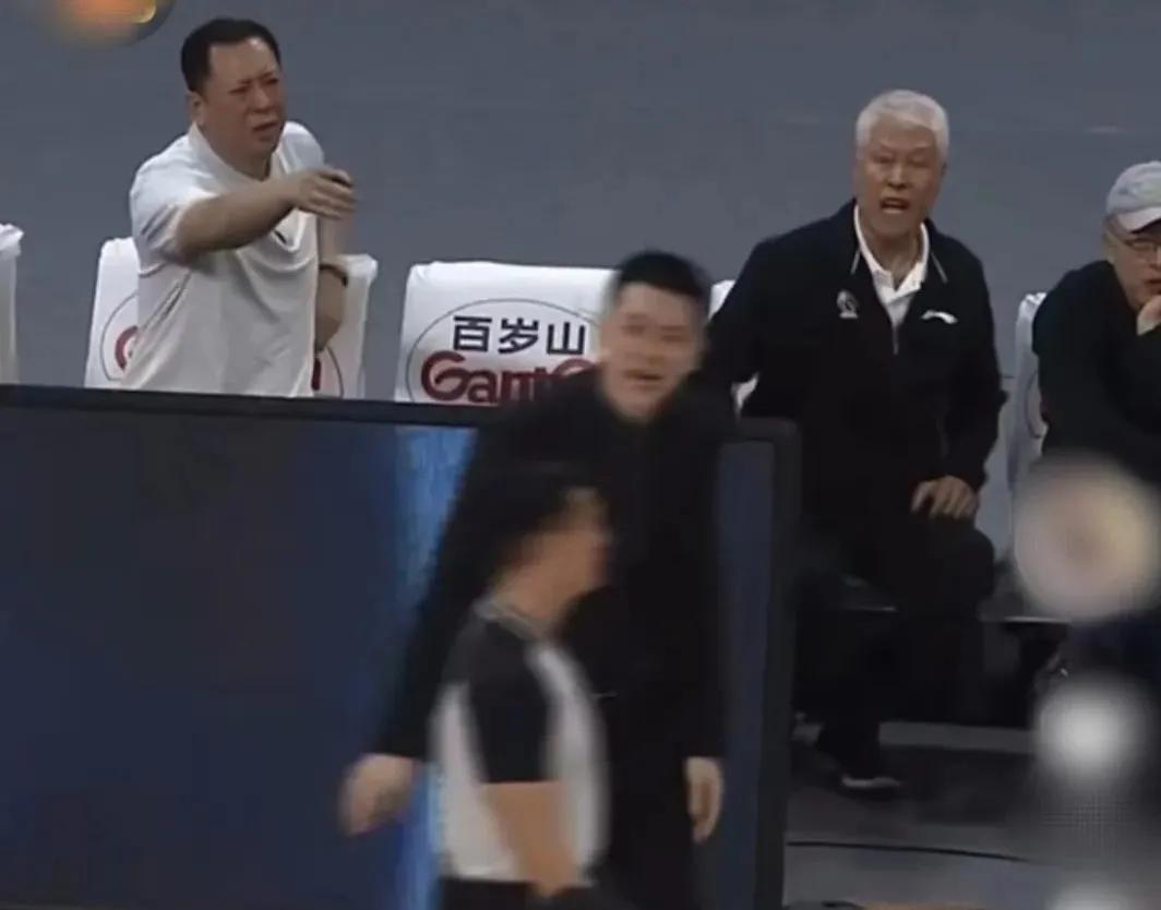 广东男篮|4消息！胡明轩恐离队，郭艾伦人缘差，杨鸣控全场，裁判被疑不公