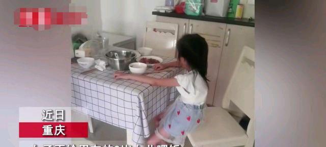 女友不喂饭8岁女儿赌气不吃,男子发现后怒斥:你没资格当后妈