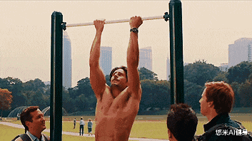 单杠|引体向上硬拉8个，已经属于高手级别，背部和手臂肌肉力量强大