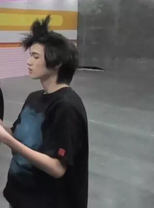 宋亚轩|宋亚轩继“逼疯”发型师之后,又开始“挑衅”摄影老师了?