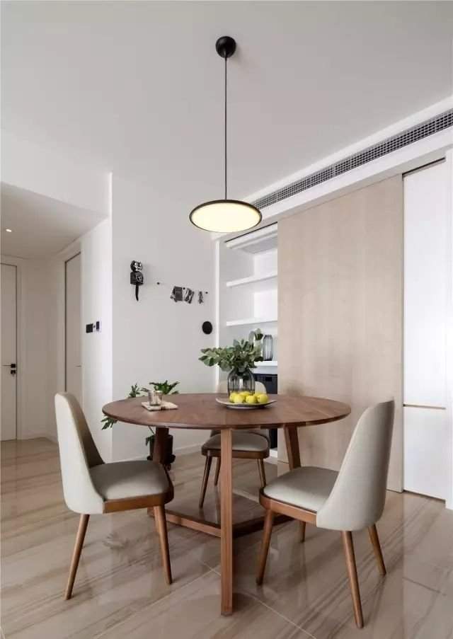 135平在设计之初采用一减再减的手法,让空间看起来变大不少