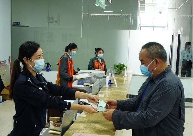 女孩考科目三,上车8秒就挂科,下车后直接报警,网友:真解气