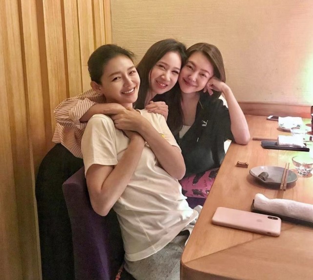 大S|大S再婚后首现身,满脸疲态强颜欢笑,腰部粗壮赘肉超多身材极差