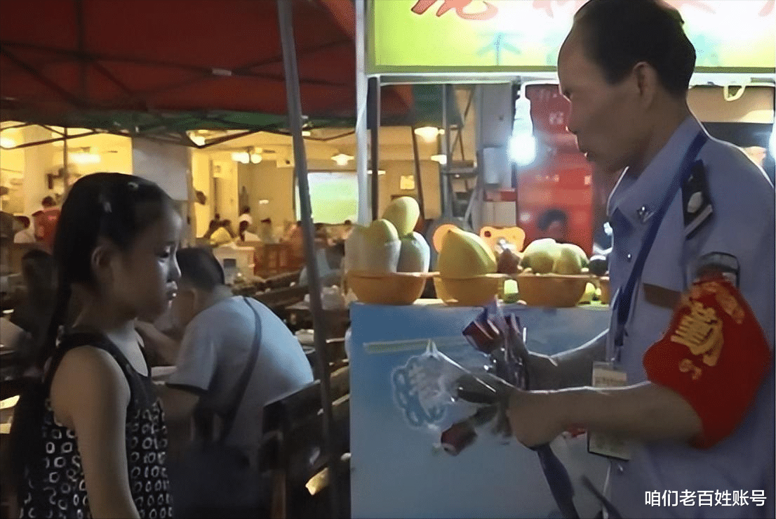 七旬老汉横行夜市30年,没他点头小女孩连花都不能卖,却深受爱戴