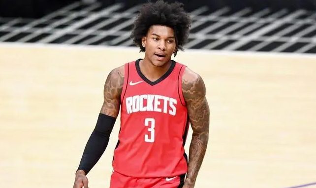 火箭队|球迷冲进场内，多名保安介入，转播镜头迅速切走，NBA史上头一次