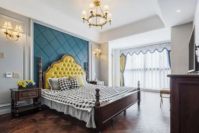 138平三居室没有玄关进门就是客厅,蓝灰色收纳柜,看起来很有质感