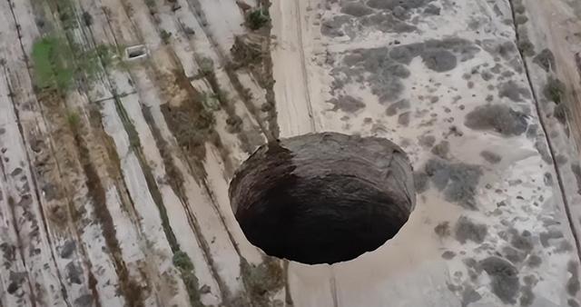 地球上不断出现神秘巨坑,越变越大深不见底,科学家暂无法做解释