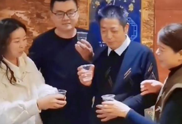 奇奇|生活艰苦？姚威袜子脚后跟破洞，惨遭奇奇嘲笑，网友：田静失职了