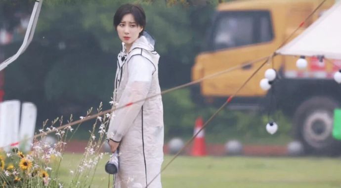 杨幂|《花少4》全员雨衣路透，杨幂表情生无可恋，张凯丽牵小丁好温馨