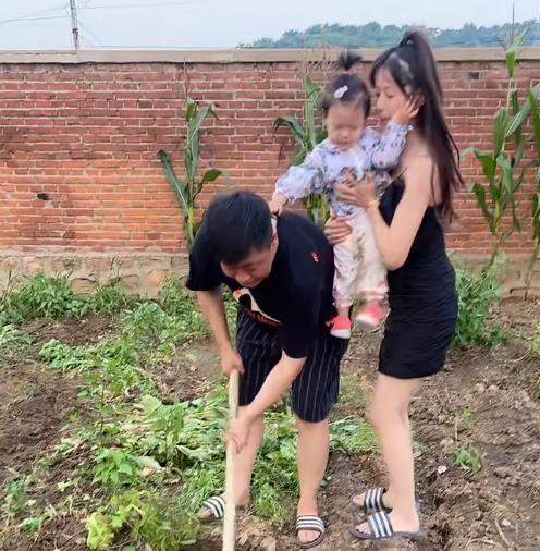 谢永强|“谢永强”带妻女逛商场,老婆穿抹胸被嘲不雅,带孩子穿不合适