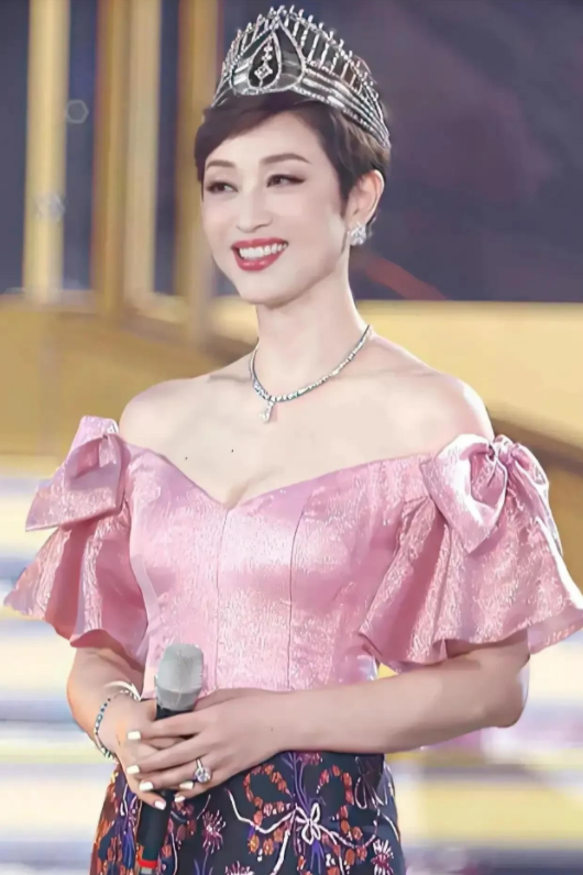 香港小姐|短发女神，港姐出身，55岁成2022港姐决赛大赢家，新造型再封神