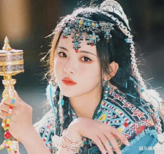 杨超越|杨超越直播劝人努力引热议,得了便宜还卖乖,网友炮轰她不配