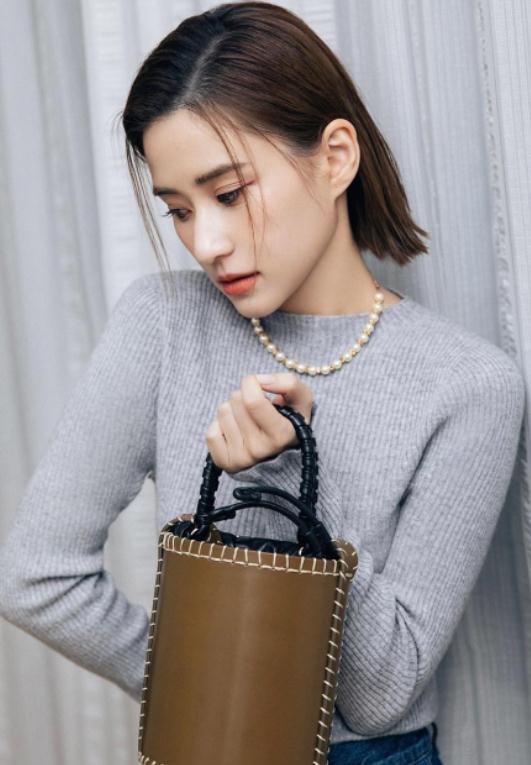 何超莲|赌王女儿何超莲晒美照，手拿五位数包包，网友在线求包养