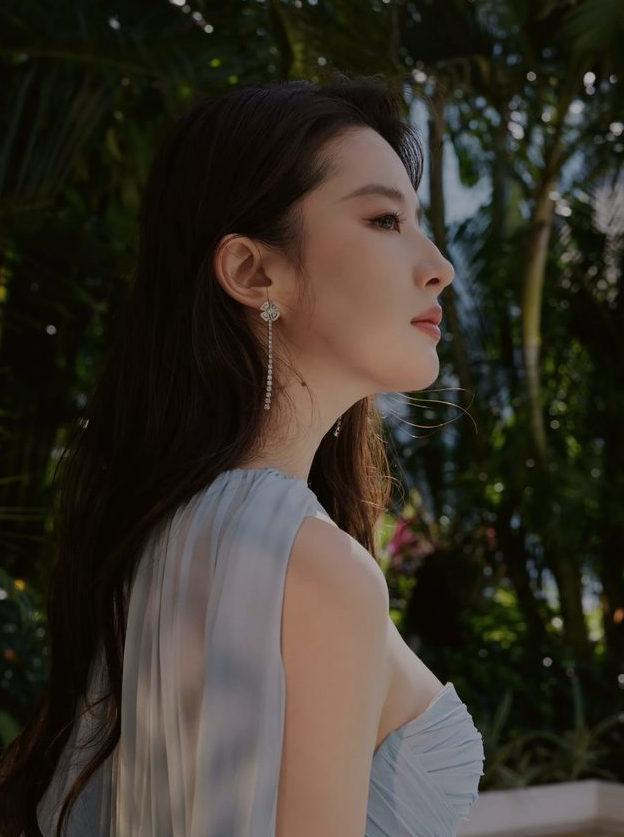 刘亦菲|刘亦菲新照曝光,蓝色长裙仙气飘飘