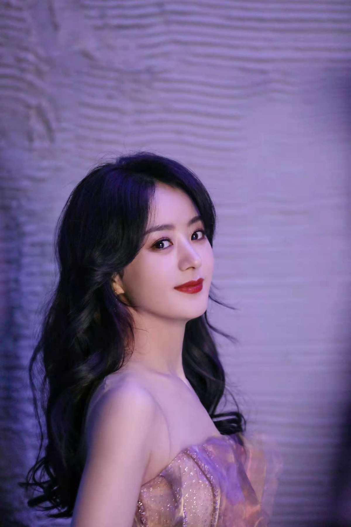 |赵丽颖新大片美上热搜!波浪发配仙女裙造型封神,笑容甜到人心里