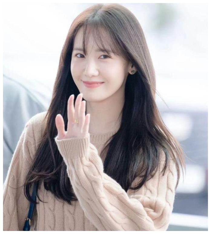 男神|允儿张元英合拍巴黎看展！中粉丝：林允儿2代美颜打到5代！韩网超事实