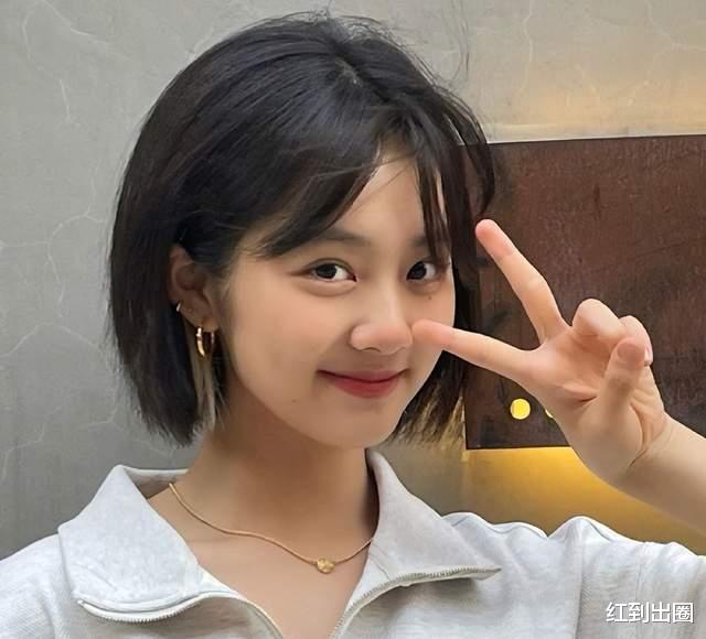 黄磊|黄磊带女儿出游被拍,16岁黄多多穿露脐装,腰肢纤细素颜太清纯