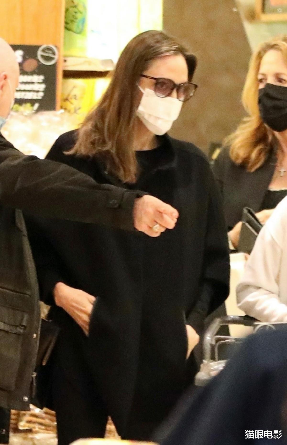 安吉丽娜·朱莉|朱莉大女儿身材超赞！大长腿又细又直，才15岁身高已到妈妈下巴