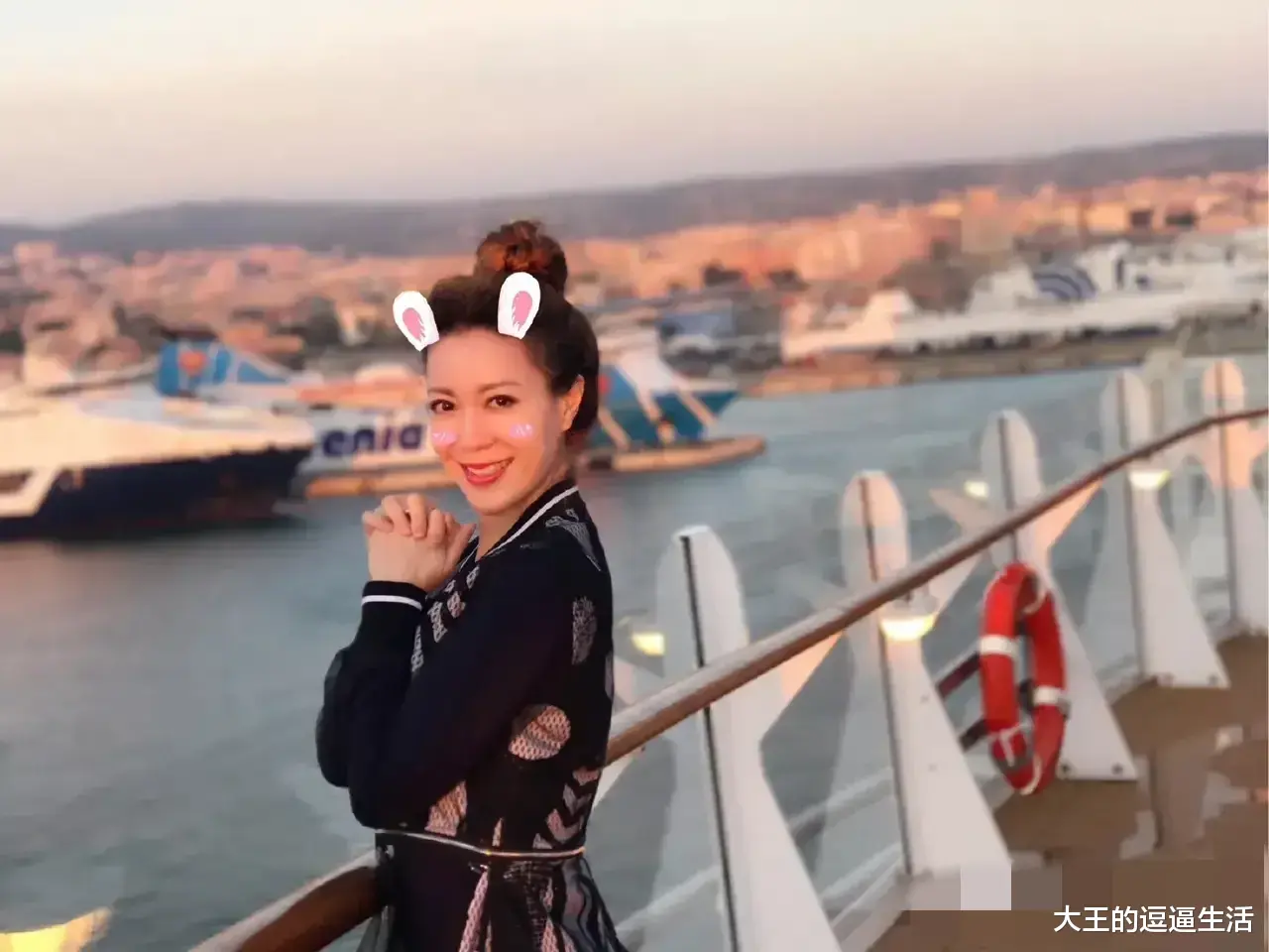 文静|央视主持人文静与父母去意大利旅游的照片,私下里的文静很时尚,有点像韩剧女主角