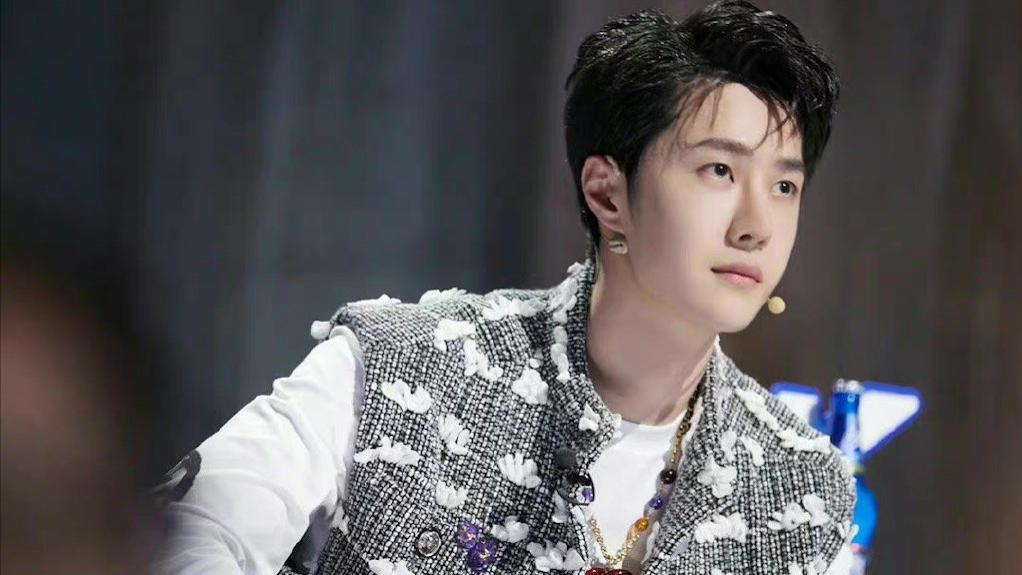 王一博|王一博头顶“长”花图片笑翻众人，又传出新作品，或与影后合作！