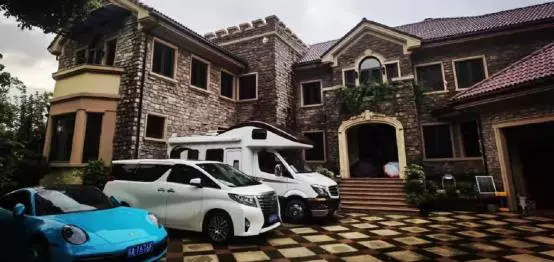 范明|戏骨范明罕晒日常！别墅古典奢华如城堡，妻子做11道菜哄孙子吃饭