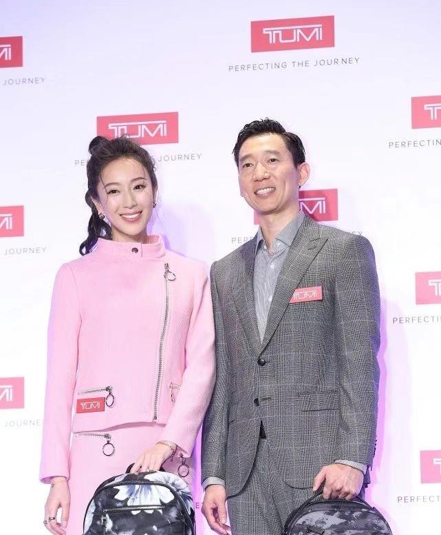 隋棠|隋棠罕携丈夫亮相,穿粉衣生仨娃嫩得像小姑娘,豪门丈夫像老父亲