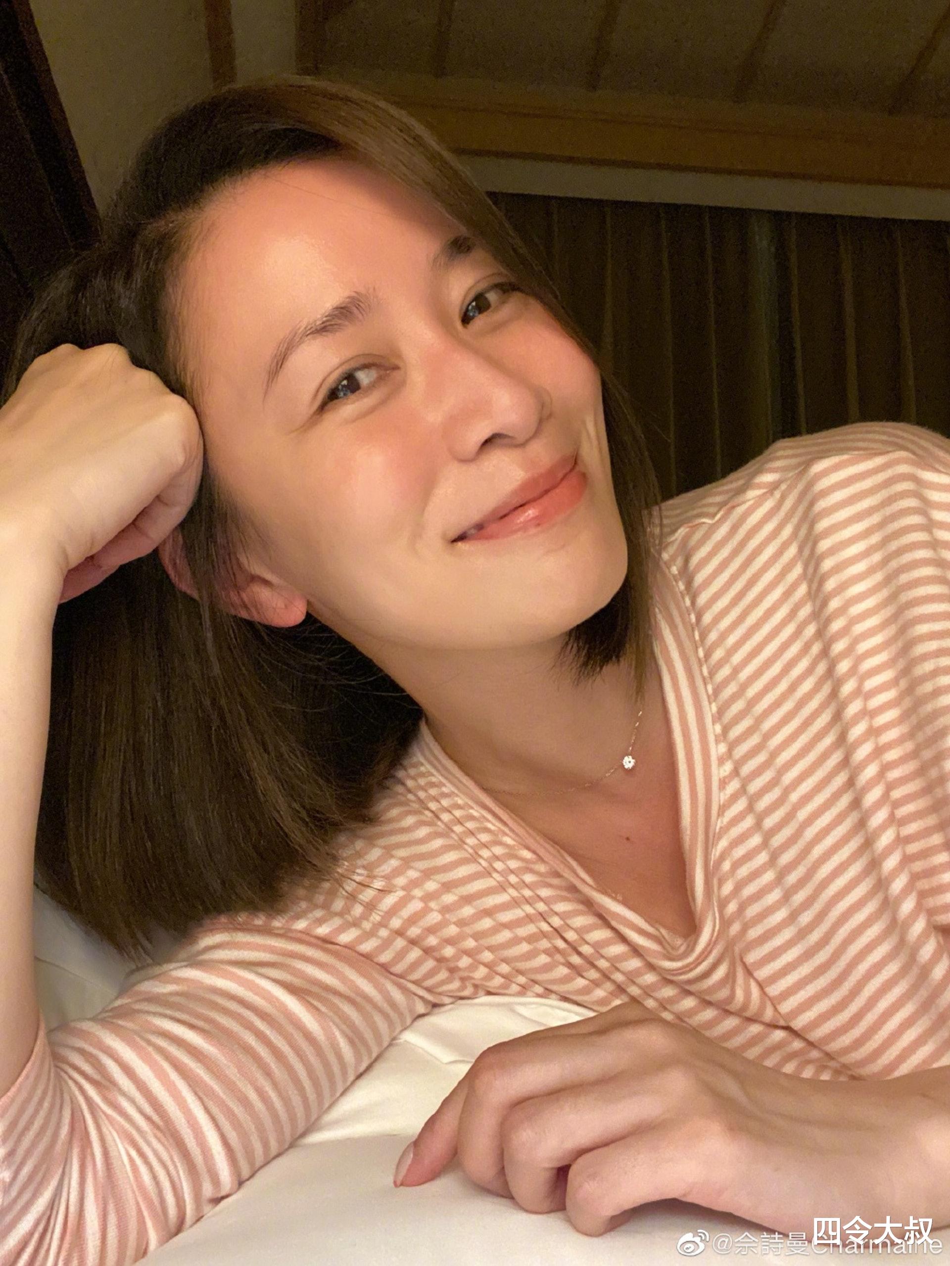 佘诗曼|47岁佘诗曼回港大晒白滑香肩，身材一览无遗，手持4处房产成富婆