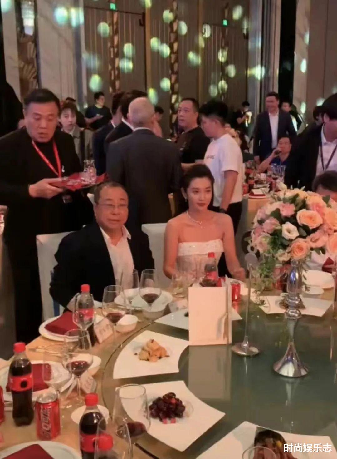 李冰冰|49岁李冰冰现身社交圈,穿搭华丽抢眼,但精致妆容挡不住老态!