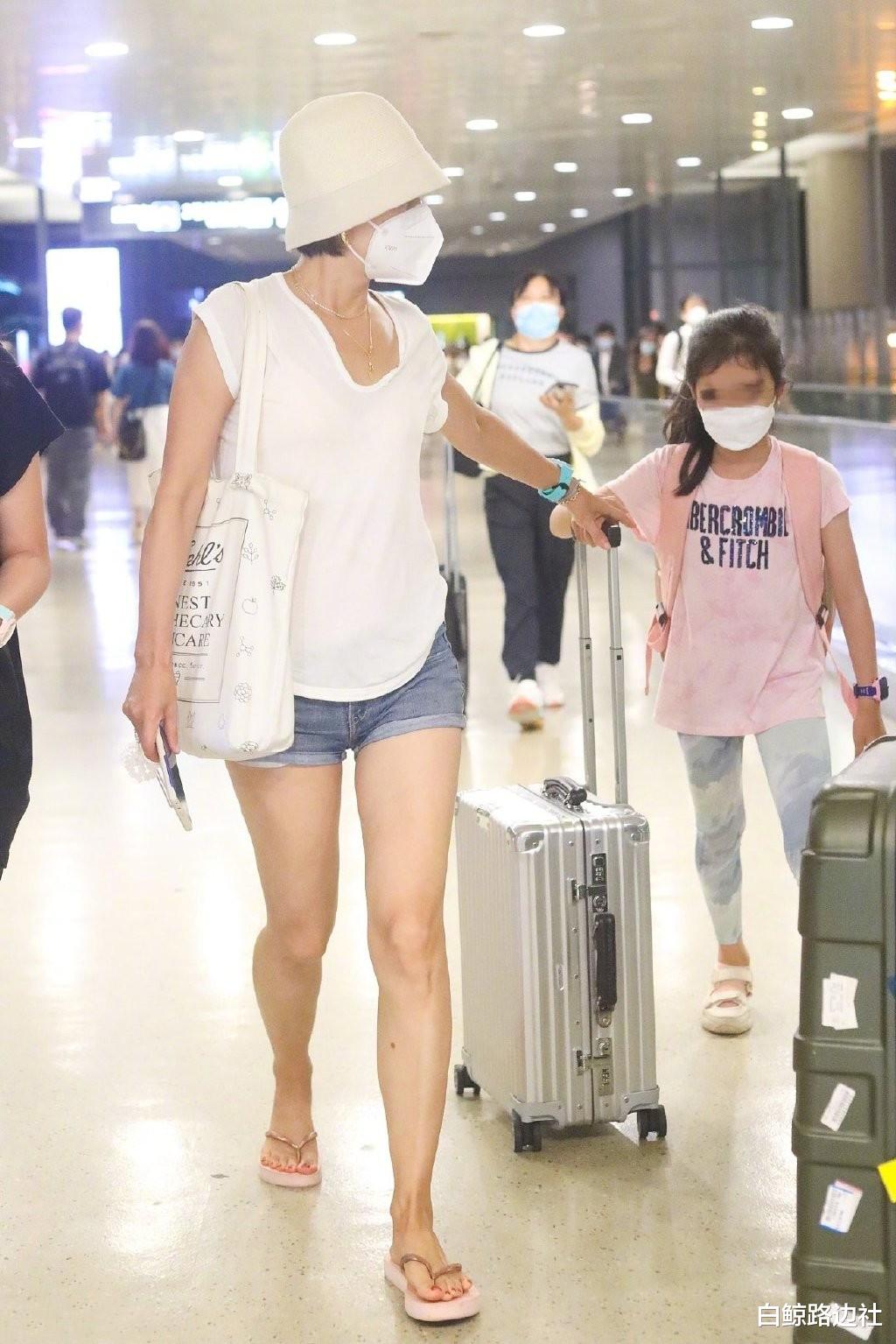 马伊琍|马伊琍带俩女儿现身机场！14岁爱马身高超妈妈，大长腿抢镜气质佳