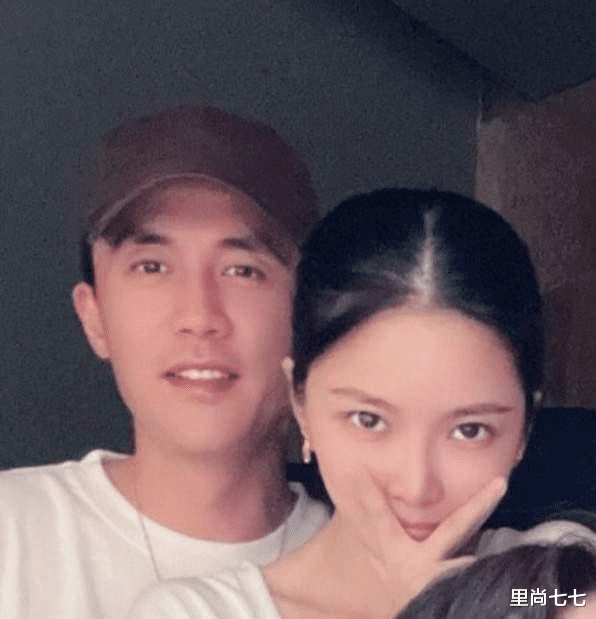 钟丽缇|年轻23岁也没赢！杜淳29岁老婆同框52岁钟丽缇，头秃一块脸色蜡黄