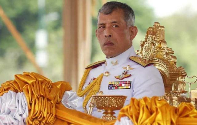 刘若英|泰王审美重回巅峰,新女友晒自拍卷发迷人,美貌胜过37岁诗妮娜