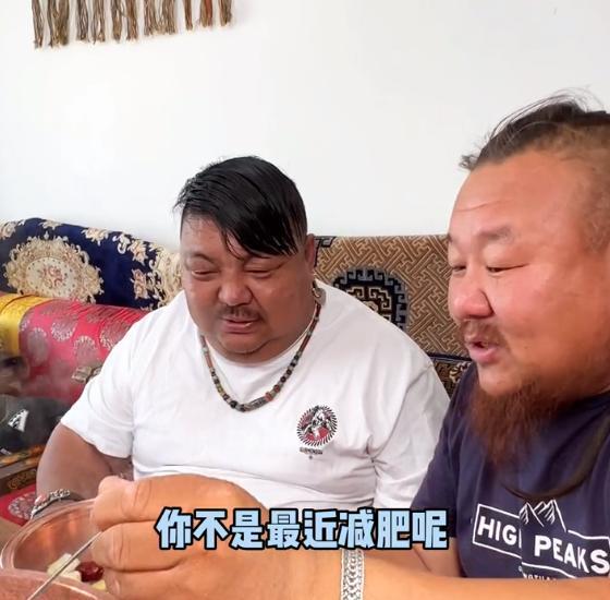 300斤的恩克被迫减肥，兄弟接连上门捣乱，网友：怕他活得长