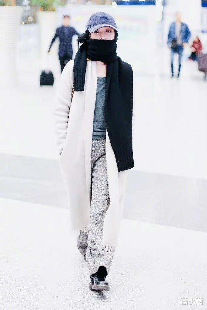 周迅|周迅看不出是74年的人，穿黄色羽绒服配针织连衣裙，时髦又减龄